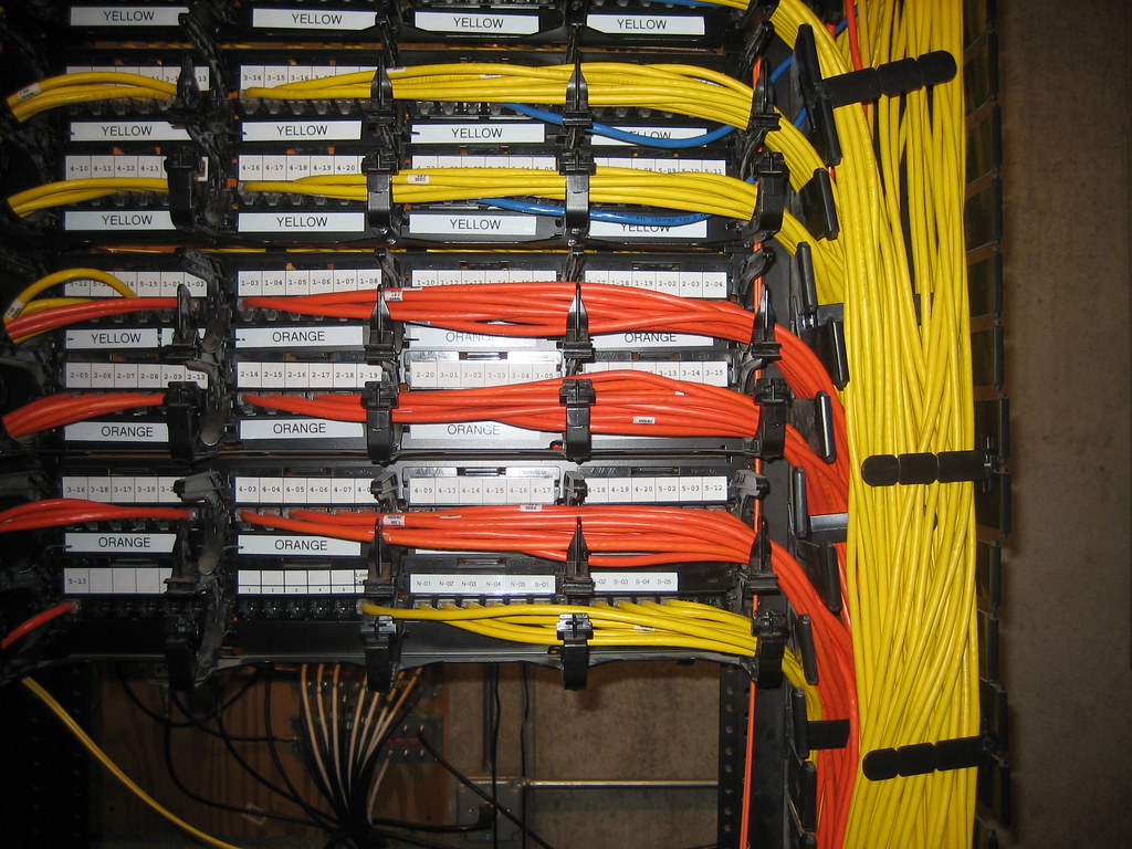 Extensores HDMI y vídeo sobre red: distancia, resolución y latencia