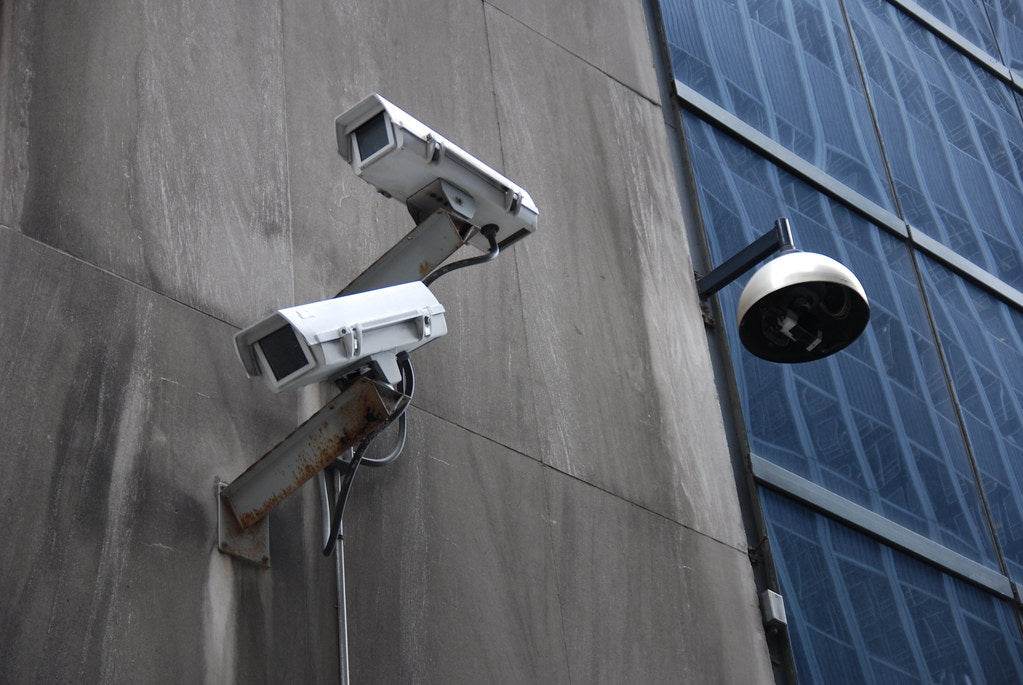 Seguridad en comunidades de propietarios: cámaras, accesos y garajes