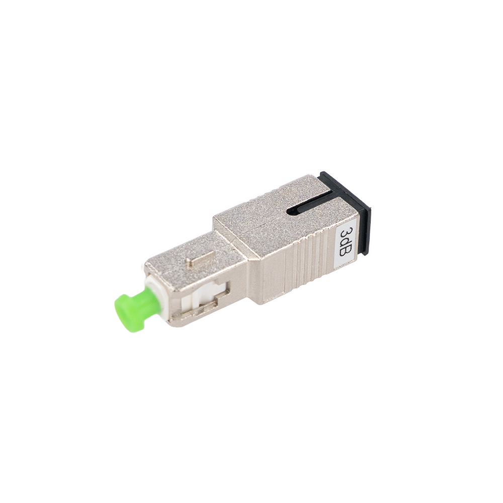 MARCA BLANCA ATT-SCAPC-05 - Atenuación exacta de 5dB en señal óptica. - Conector SC de tamaño estándar seguro. - Pulido APC en ángulo que elimina reflexión. - Estabilidad térmica en entornos críticos. - Instalación directa tipo Plug and Play. - Compatibil