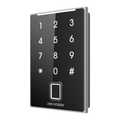 HIKVISION DS-K1109DKFB - Lector de acceso - Acceso por huella, tarjeta MF DESFire y PIN - Indicador LED y acústico - Wiegand 26/34 | RS485 - Compatible con controladoras Hikvision - Apto para exterior IP65