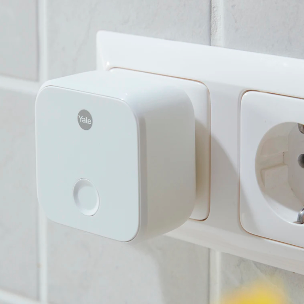 YALE-BRIDGE-WBT - Accesorio de puerta de enlace WiFi - Conexión Bluetooth con equipos - Sólo necesario para gran distancia al WiFi - Hasta 4 dispositivos vinculables - Alimentación AC 220 V - Compatible YALE-LINUS-L2 y YALE-SMARTSAFEBOX - imagen 3